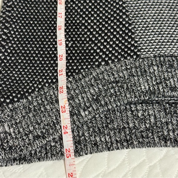 Lululemon - Yogi Crew Sweater Black / Heathered Light Grey Merino Wool size 4 - Picture 16 of 16